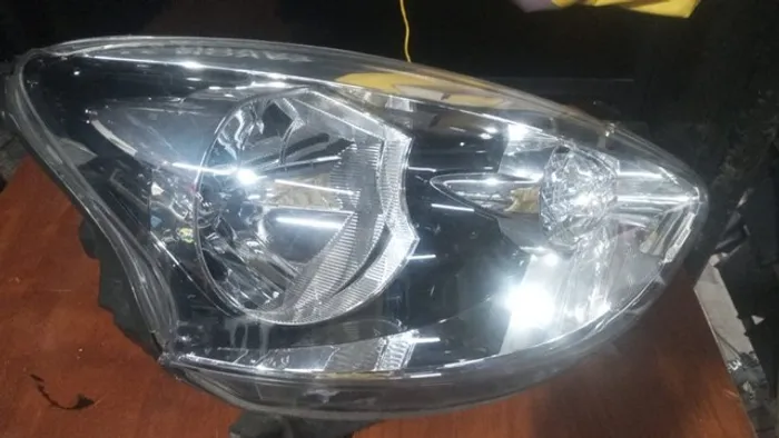 Farol Nissan March L/D