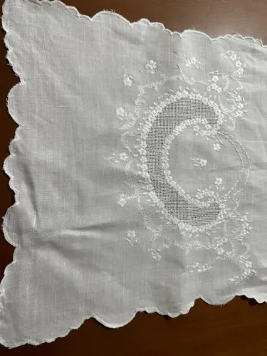 trilho de mesa grande em linho antigo (bordado)