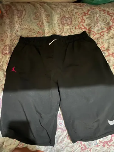 SHORT PRETO DA NINE QUE REFLETE