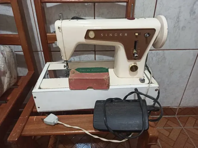 Máquina de costura reta Singer 660