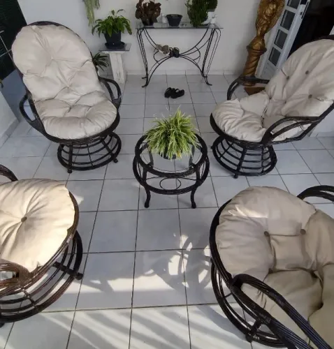Conjunto de 4 cadeiras com uma pequena mesa de Centro