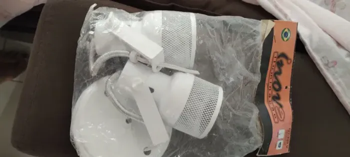 Vendo suporte duplo para lâmpada de parede de área de servico