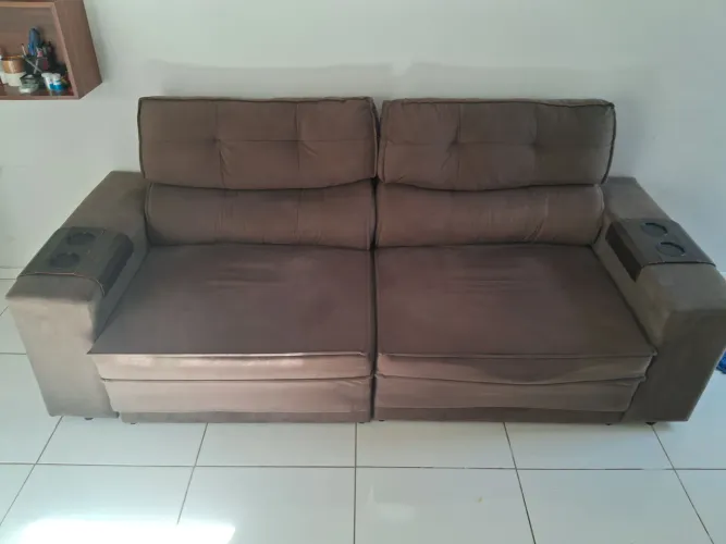 Sofá Retrátil e Reclinável (Lado um pouco fundo e o outro lado bem conservado)