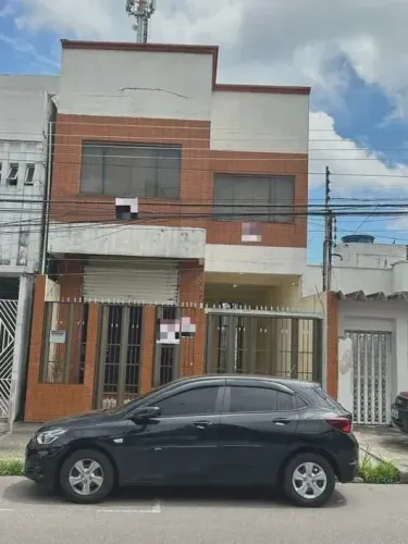Casa Comercial com 4 compartimentos sendo 2 suítes à Venda na Praça 14 / Toda Documentada