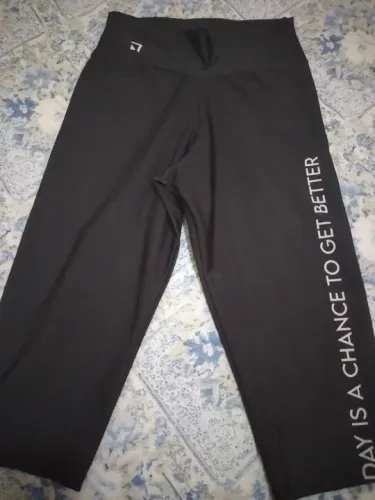 Legging preta com frase motivacional
