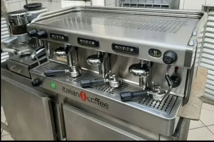 Máquina de Café Expresso Italian Coffee 3 grupos