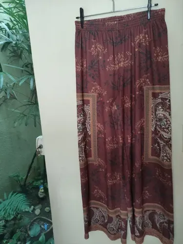 MARISA calça pantalona Tam M (44-46) 35,00<br>Altura 1,15cm<br>Cintura até 55cm ( com lastex)