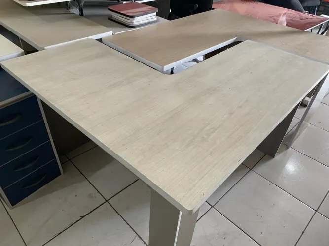 d - mesa escrivaninha L cor carvalho e cinza, entrego