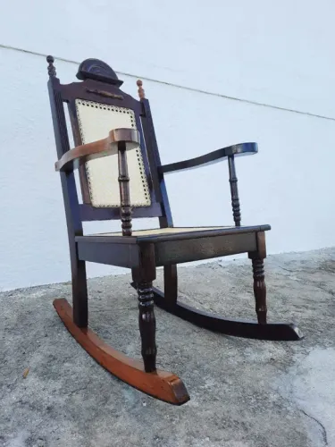 Cadeira de Balanço Antiga em Madeira Maciça e Palhinha.
