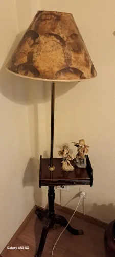 Luminária de chão com cúpula refeita em papel de café