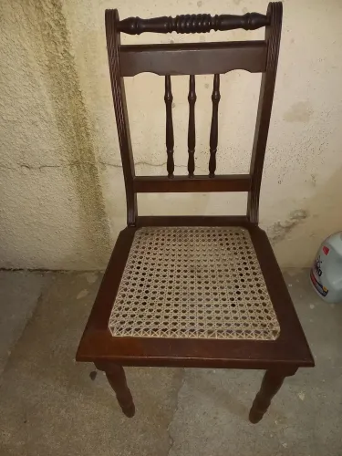 Cadeira em madeira maciça.