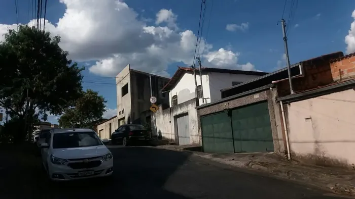 Casa em meio lote com registro e escritura, oportunidade
