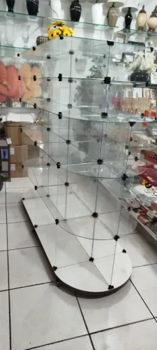 Mostruário de loja vidro base de madeira com rodinhas.