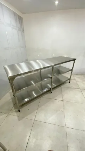 Mesa de aço inox com prateleiras
