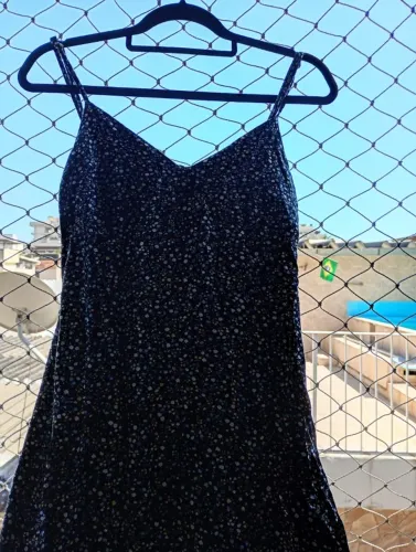 Vestido preto florido com alças reguláveis