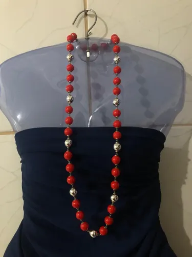 Colar vermelho com prateado