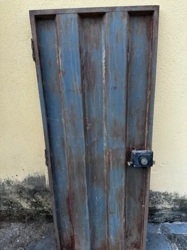 Portãozinho de ferro com fechadura