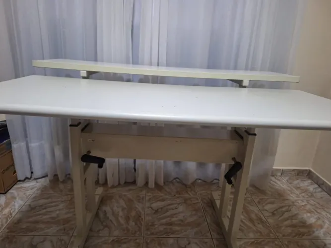 Mesa ergonômica com tampo e regulagem de altura
