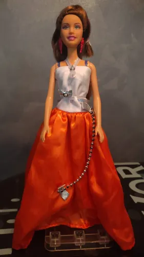 Boneca Barbie Morena Com Vestido Bicolor Mattel Feminino