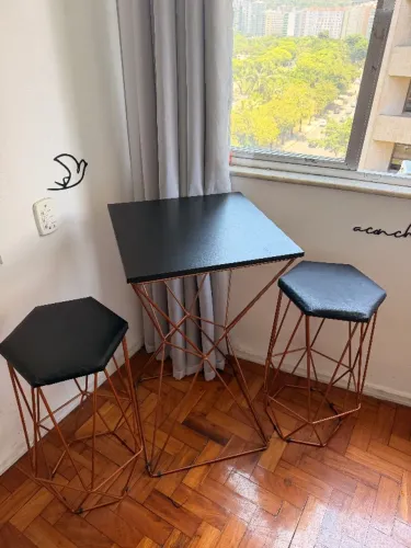Mesa Bistrô Lucca Industrial e 02 Banquetas Alta Liz Base Ferro Bronze Tampo Preto Corino 
