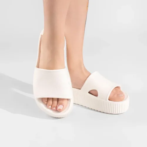 Sandálias brancas de plataforma