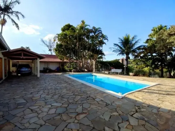 Casa à Venda no Condomínio Maison Blanche em Valinhos, no bairro Ortizes.