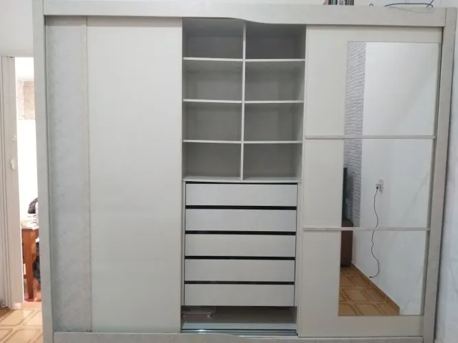 Vendo guarda roupa bem conservado 2,30 altura - 2,70 largura e 60 de profundidade R$600,0