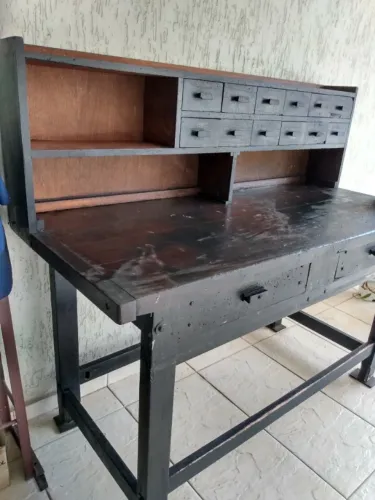 Mesa de bancada com morsa
