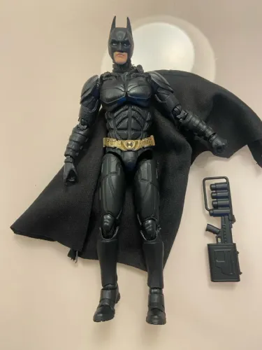Action Figure Batman Dark Knight Mafex com detalhes