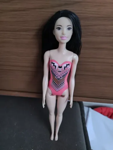 Boneca Barbie com Maiô Rosa e Estampas Étnicas 2018