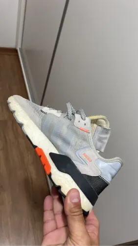 Tênis Adidas Nite Jogger - Cinza com detalhes em laranja
