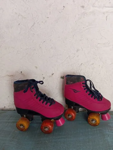 Patins infantil N? 32 a roda pisca em ótimo estado