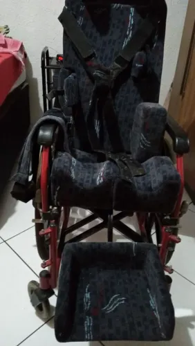 Vendo uma cadeira de rodas Jaguaribe adaptada inclinavel semi nova