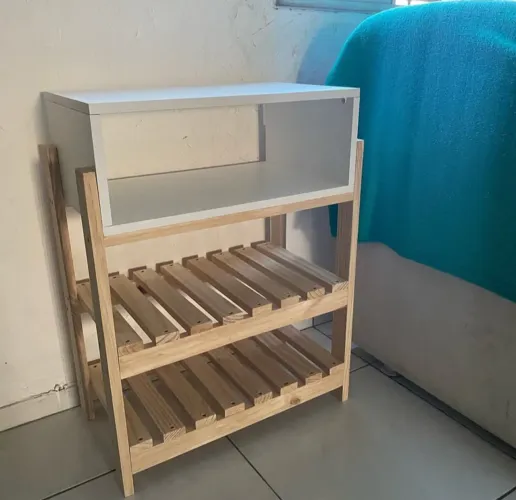 Mesinha de cabeceira feita com pinos e mdf