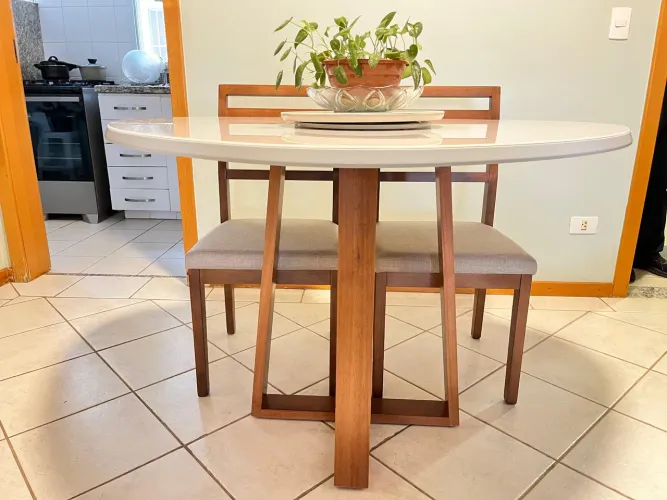 Mesa resistente nova com cadeiras de madeira maciça 
