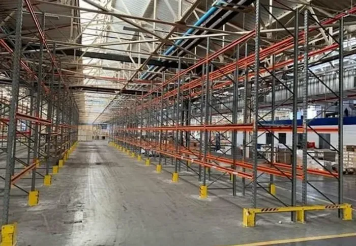 Vendo Porta Paletes - Montantes 4,50m - Longarinas 2,30m - Ótimo estado. Oportunidade!