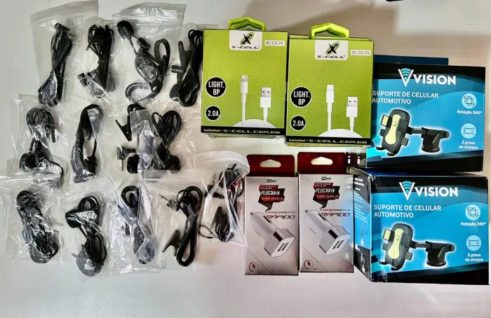 Lote de eletrônicos suporte de celular carregador veicular microfones iPhone