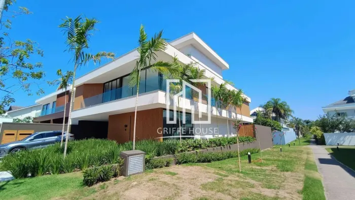 Condomínio Del Lago. Projeto contemporâneo, recém construída, terreno de 600 m2, 850 m2 de