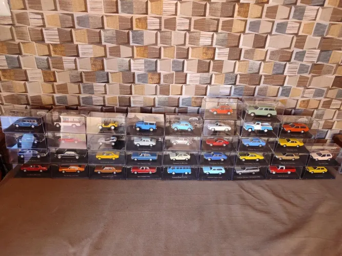 Coleção de 36 modelos de carros antigos 