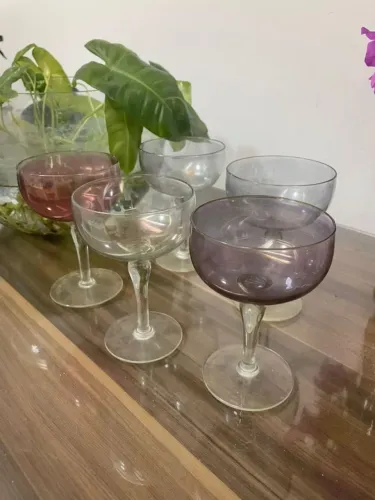 Taças de cristal coloridas
