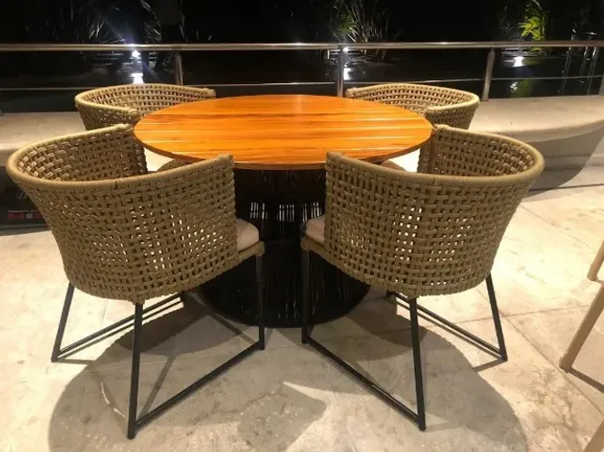 MESA REDONDA DE MADEIRA RIPADA COM 4 CADEIRAS DE CORDA NÁUTICA