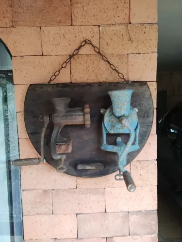 Suporte com moedor de carne e de café