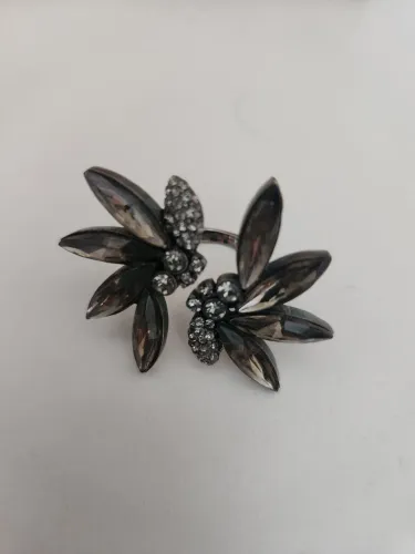 Anel com design arrojado, de rodio negro com flores em pedras brilhantes