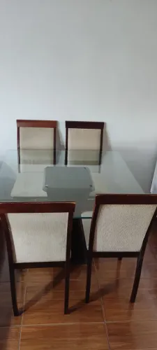 Mesa de vidro reforçado + cadeiras