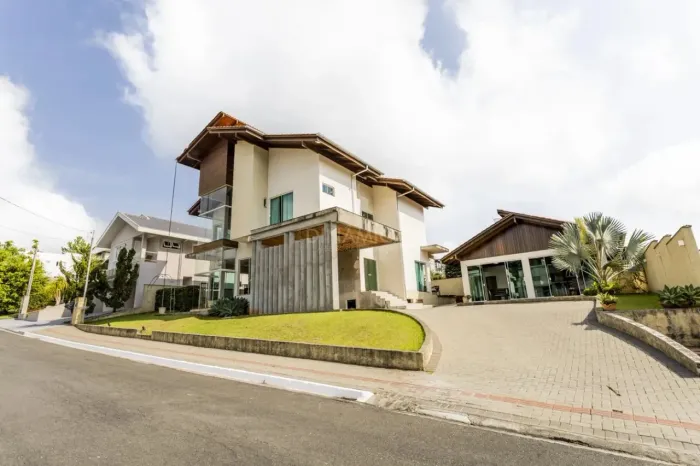 Casa alto padrão, em condominio fechado, semi mobiliada, á venda em Blumenau, no bairro It