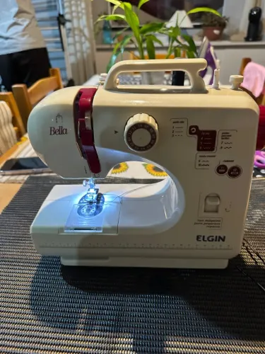 Máquina de costura ELGIN( BELA ) 
