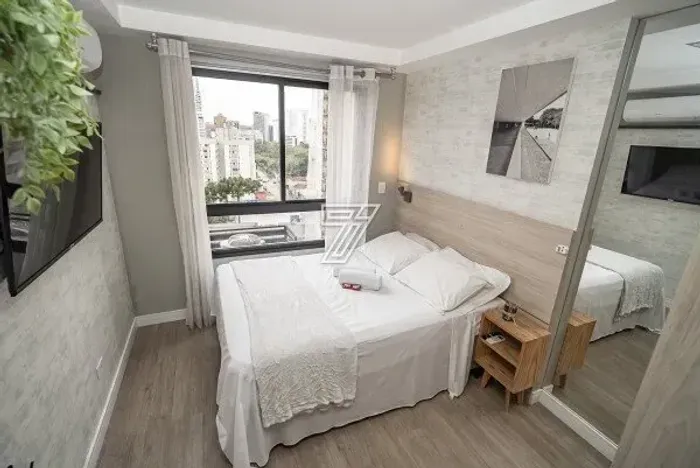 STUDIO MOBILIADO NO CENTRO, ANDAR ALTO, FACE NORTE