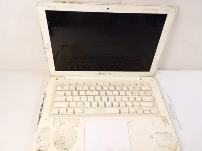 Sucata MacBook White Unibody A1342 - Para Peças, Teclado, Tela e Componentes