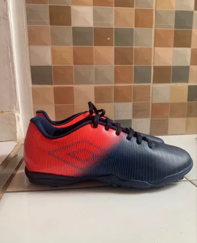 Chuteira society umbro - azul rosa - tamanho 38