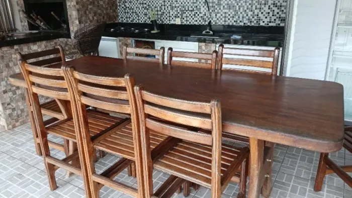 Mesa de madeira com 8 cadeiras 